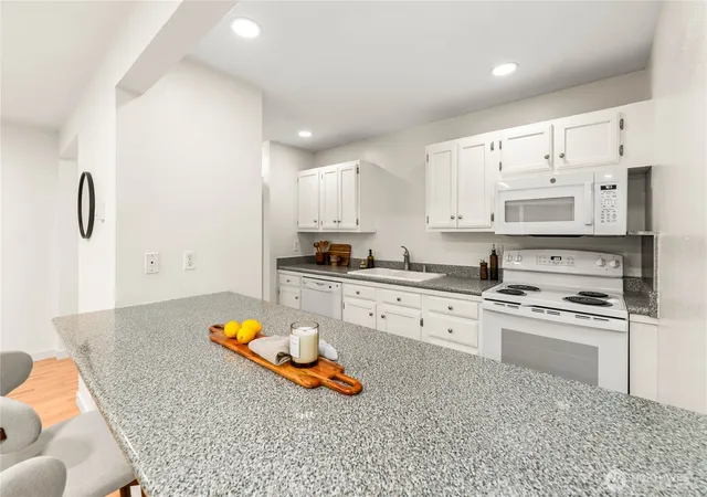 Photo 2 of Condo for sale at 555 Prospect St #1, Seattle, WA 98109 | MLS# NWM2591132 | Listing updated on 2026-10-17