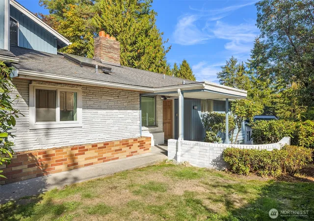 Photo 1 of Single family home for sale at 304 N Greenwood Dr, Shoreline, WA 98133 | MLS# NWM2591204 | Listing updated on 2026-10-13