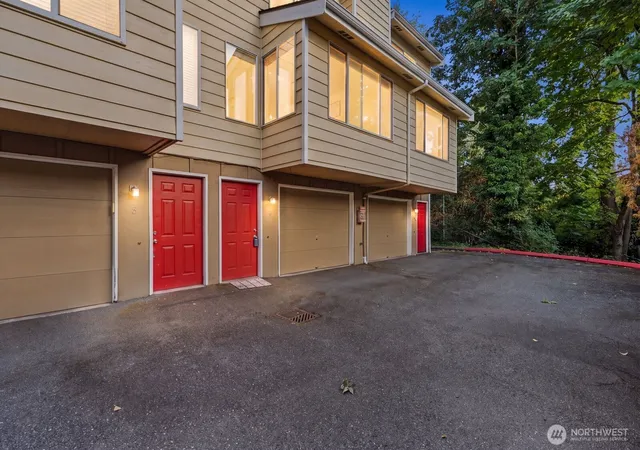 Photo 2 of Townhouse for sale at 11802 98th Avenue Ne #B6, Kirkland, WA 98034 | MLS# NWM2591259 | Listing updated on 2026-10-12
