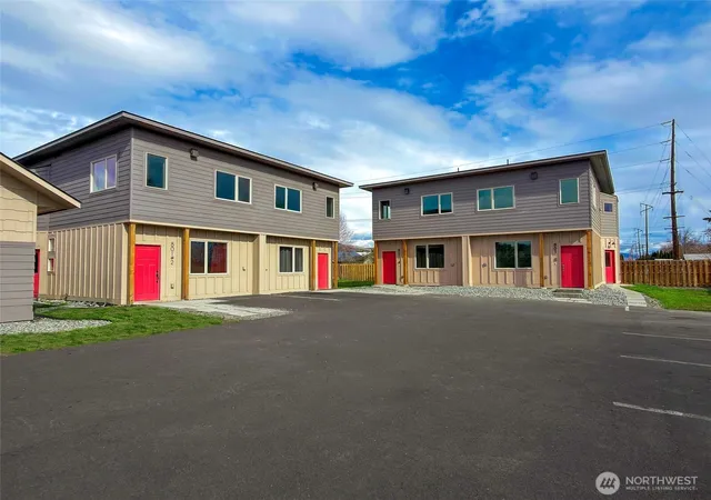 Photo 3 of Condo for sale at 801 N 16th Avenue #5, Yakima, WA 98902 | MLS# NWM2591267 | Listing updated on 2026-10-06