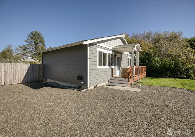 Photo 2 of Single family home for sale at 164 N Oar Loop Nw, Ocean Shores, WA 98569 | MLS# NWM2591283 | Listing updated on 2026-10-08