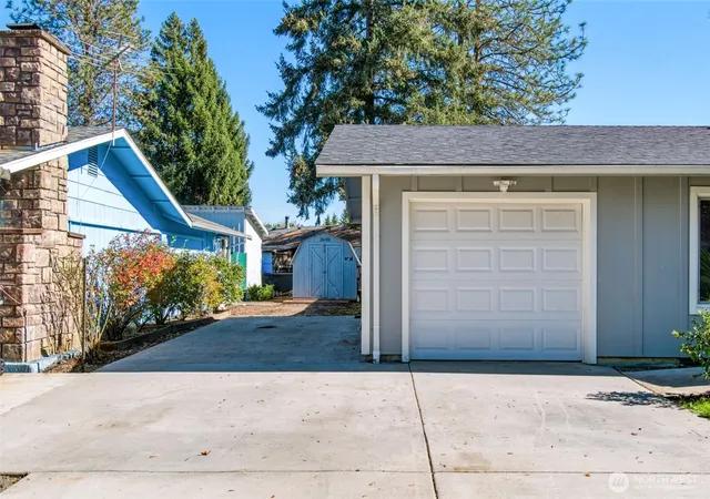 Photo 3 of Single family home for sale at 715 Ne 3rd Avenue, Battle Ground, WA 98604 | MLS# NWM2591291 | Listing updated on 2026-10-07