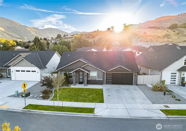 Single family home for sale at 978 Racine Springs Dr, Wenatchee, WA 98801 | MLS# NWM2591320