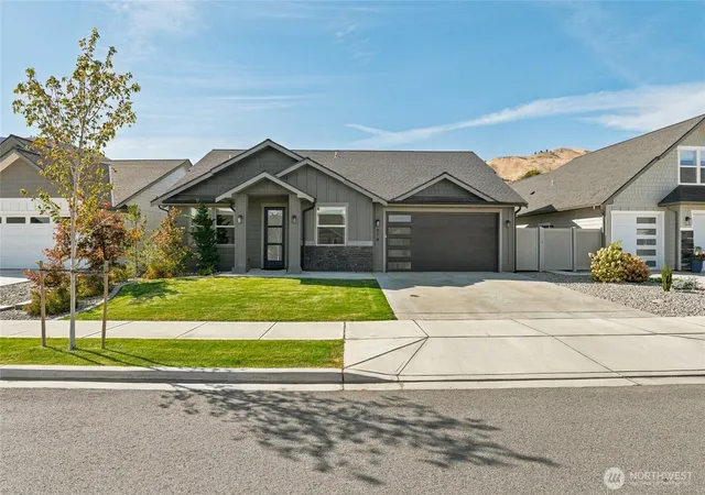 Photo 1 of Single family home for sale at 978 Racine Springs Dr, Wenatchee, WA 98801 | MLS# NWM2591320 | Listing updated on 2026-10-08