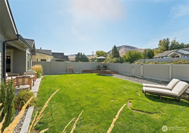 Photo 2 of Single family home for sale at 978 Racine Springs Dr, Wenatchee, WA 98801 | MLS# NWM2591320 | Listing updated on 2026-10-08