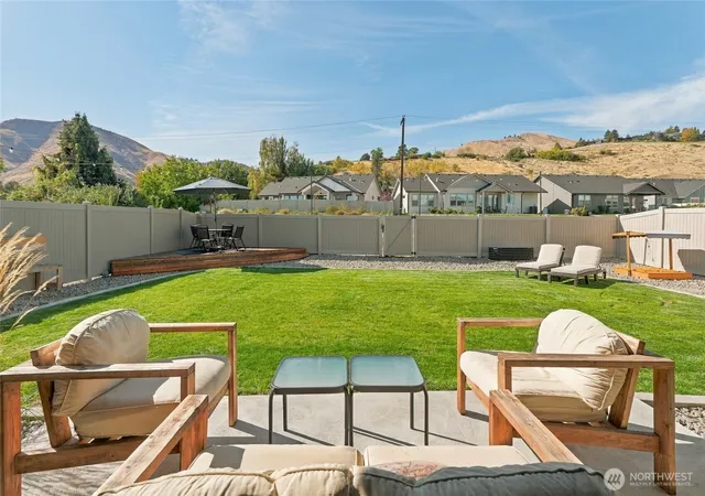 Photo 3 of Single family home for sale at 978 Racine Springs Dr, Wenatchee, WA 98801 | MLS# NWM2591320 | Listing updated on 2026-10-08