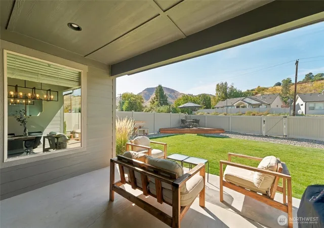 Photo 4 of Single family home for sale at 978 Racine Springs Dr, Wenatchee, WA 98801 | MLS# NWM2591320 | Listing updated on 2026-10-08