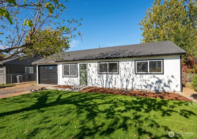 Single family home for sale at 710 S Hawthorne Dr, Moses Lake, WA 98837 | MLS# NWM2591326