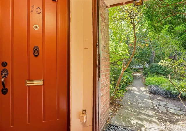 Photo 3 of Condo for sale at 1516 E Republican St #10, Seattle, WA 98112 | MLS# NWM2591349 | Listing updated on 2026-10-10