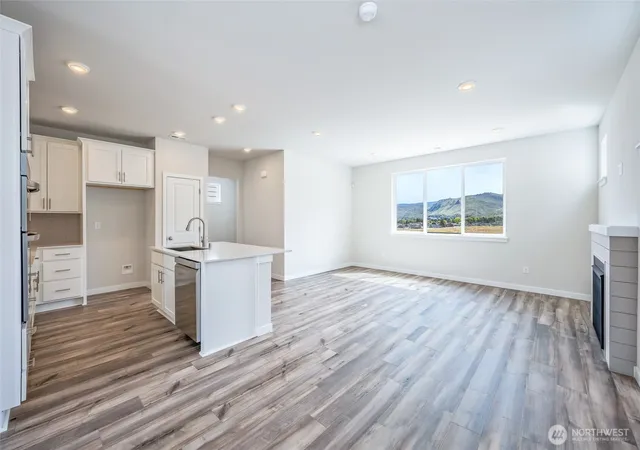 Photo 4 of Sale Pending at 2133 Maple St, Wenatchee, WA 98801 | MLS# NWM2591364 | Listing updated on 2026-10-08
