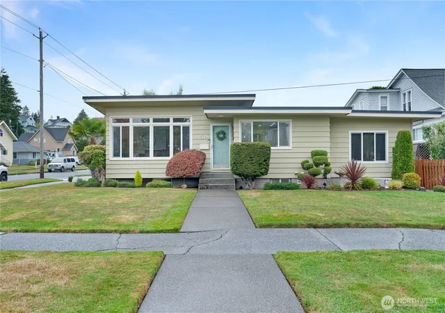 Single family home for sale at 518 N Broadway St, Aberdeen, WA 98520 | MLS# NWM2591414