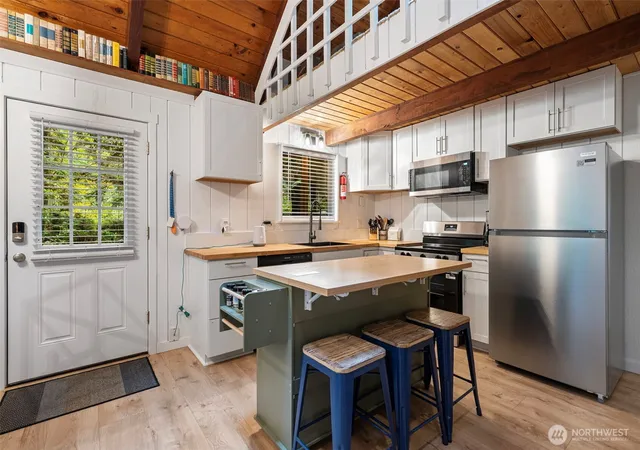 Photo 1 of Single family home for sale at 381 E Pointes Dr, Shelton, WA 98584 | MLS# NWM2591438 | Listing updated on 2026-10-08