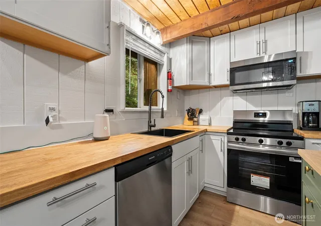 Photo 3 of Single family home for sale at 381 E Pointes Dr, Shelton, WA 98584 | MLS# NWM2591438 | Listing updated on 2026-10-08