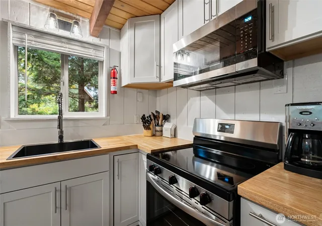 Photo 4 of Single family home for sale at 381 E Pointes Dr, Shelton, WA 98584 | MLS# NWM2591438 | Listing updated on 2026-10-08