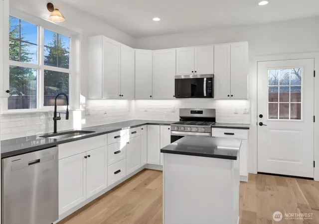 Photo 4 of Single family home for sale at 530 E Sunset Dr #14, Bellingham, WA 98225 | MLS# NWM2591441 | Listing updated on 2026-10-07