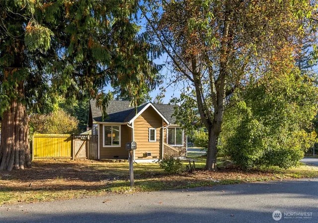 Photo 1 of Single family home for sale at 2431 Monroe Ave, Everett, WA 98203 | MLS# NWM2591455 | Listing updated on 2026-10-07