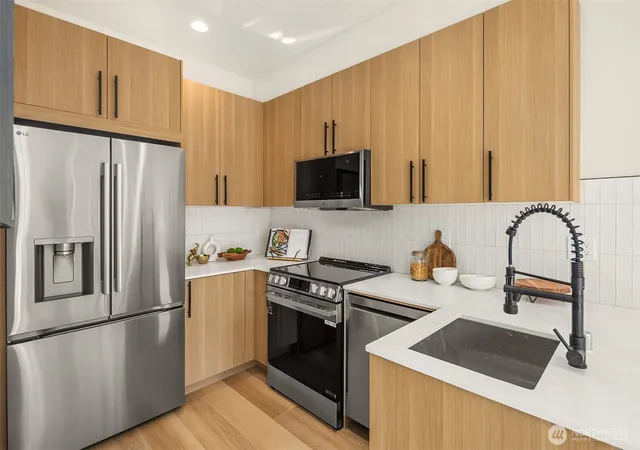Photo 3 of Townhouse for sale at 506 Ward St #A, Seattle, WA 98109 | MLS# NWM2591483 | Listing updated on 2026-10-14