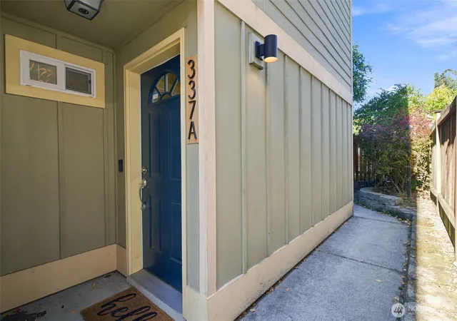 Photo 4 of Townhouse for sale at 337 N 105th Street #A, Seattle, WA 98133 | MLS# NWM2591538 | Listing updated on 2026-10-07