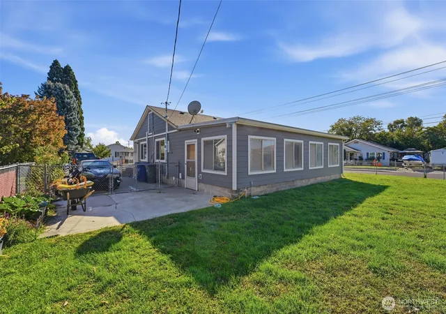 Photo 3 of Single family home for sale at 801 Willard Ave, Richland, WA 99352 | MLS# NWM2591569 | Listing updated on 2026-10-08