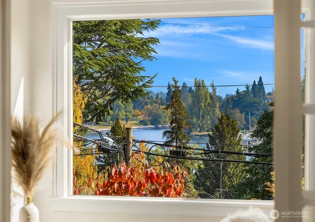 Photo 4 of Sale Pending at 1103 E Hamlin St, Seattle, WA 98102 | MLS# NWM2591622 | Listing updated on 2026-10-13