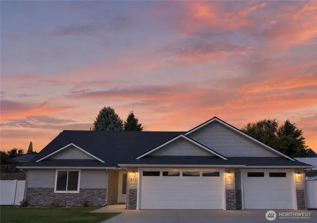 Single family home for sale at 873 NE Tyler Pl, East Wenatchee, WA 98802 | MLS# NWM2591641