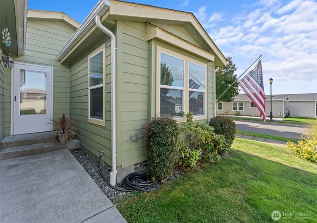 Photo 3 of Manufactured home for sale at 4271 Lakeview Ln Se, Lacey, WA 98503 | MLS# NWM2591652 | Listing updated on 2026-10-14