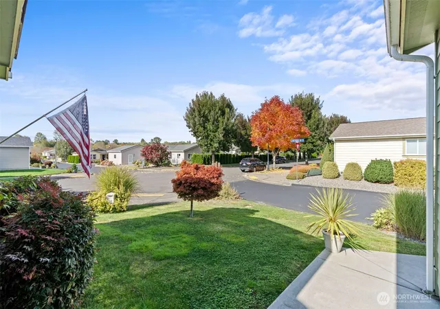Photo 3 of Manufactured home for sale at 4271 Lakeview Ln SE, Lacey, WA 98503 | MLS# NWM2591652 | Listing updated on 2026-10-14