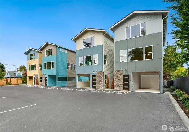 Townhouse for sale at 12103 E Gibson Rd, Everett, WA 98204 | MLS# NWM2591705