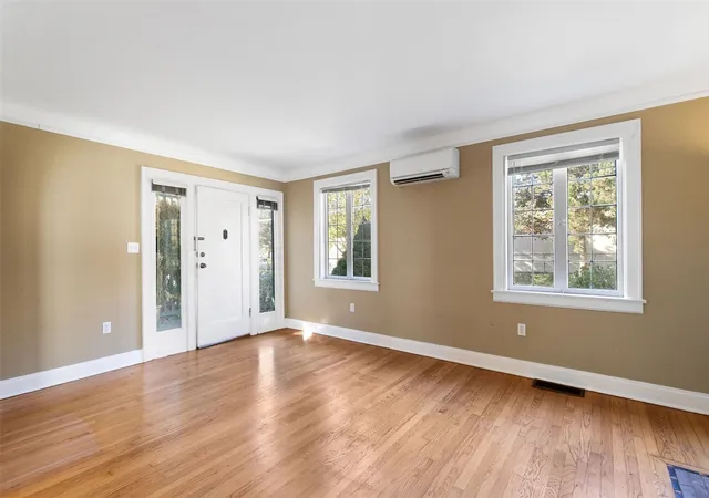 Photo 4 of Single family home for sale at 3836 Courtland Pl S, Seattle, WA 98118 | MLS# NWM2591722 | Listing updated on 2026-10-23