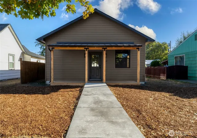 Photo 1 of Single family home for sale at 1211 Chestnut St, Milton Freewater, OR 97862 | MLS# NWM2591734 | Listing updated on 2026-10-14