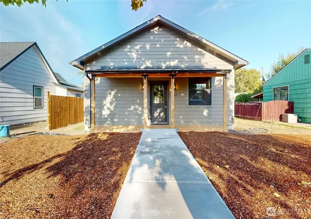 Single family home for sale at 1211 Chestnut St, Milton Freewater, OR 97862 | MLS# NWM2591734