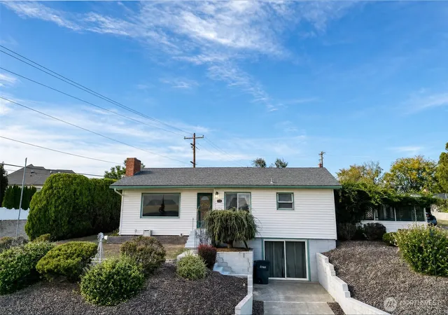 Photo 1 of Single family home for sale at 1369 Upland Dr, Sunnyside, WA 98944 | MLS# NWM2591738 | Listing updated on 2026-10-08