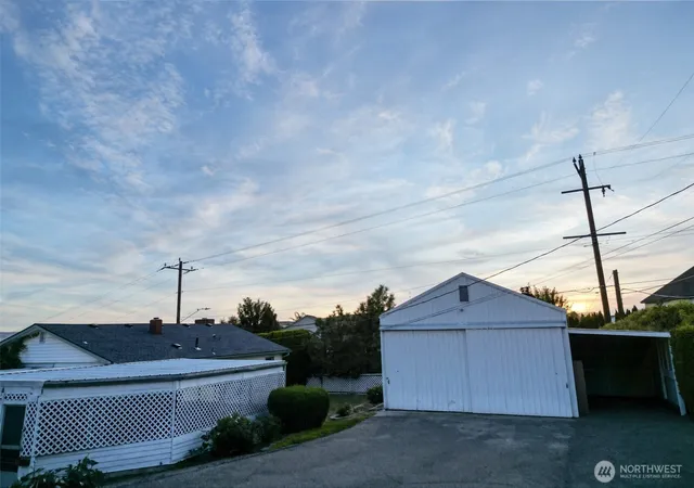 Photo 3 of Single family home for sale at 1369 Upland Dr, Sunnyside, WA 98944 | MLS# NWM2591738 | Listing updated on 2026-10-08