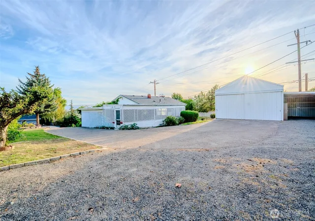 Photo 3 of Single family home for sale at 1369 Upland Dr, Sunnyside, WA 98944 | MLS# NWM2591738 | Listing updated on 2026-10-08