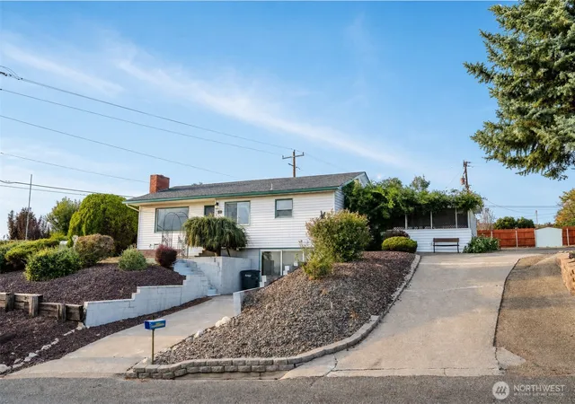 Photo 4 of Single family home for sale at 1369 Upland Dr, Sunnyside, WA 98944 | MLS# NWM2591738 | Listing updated on 2026-10-08