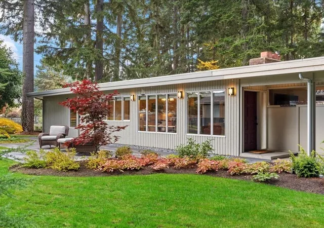Photo 2 of Single family home for sale at 32 Bridlewood Cir, Kirkland, WA 98033 | MLS# NWM2591778 | Listing updated on 2026-10-28