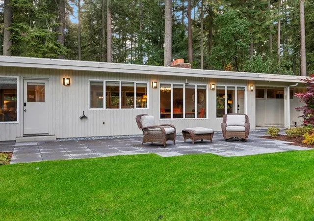 Photo 3 of Single family home for sale at 32 Bridlewood Cir, Kirkland, WA 98033 | MLS# NWM2591778 | Listing updated on 2026-10-28
