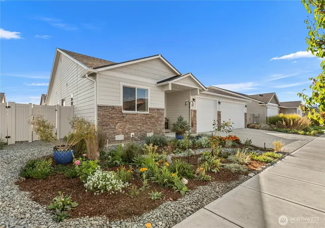 Photo 3 of Single family home for sale at 89 Emma Dr, Wenatchee, WA 98801 | MLS# NWM2591808 | Listing updated on 2026-10-08