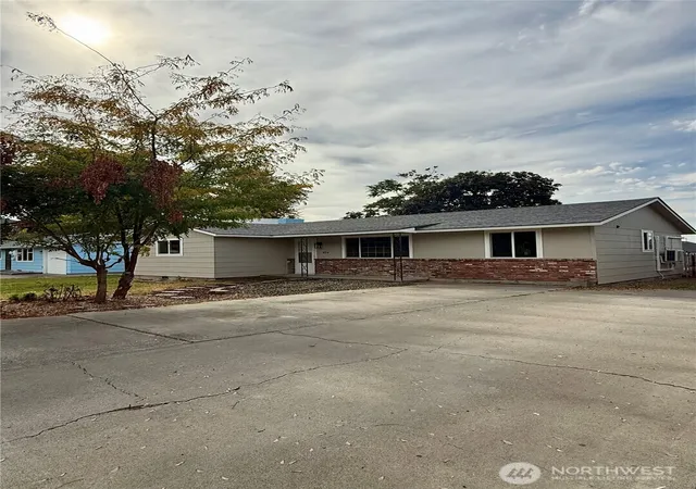 Photo 2 of Single family home for sale at 920 S Garden Dr, Moses Lake, WA 98837 | MLS# NWM2591825 | Listing updated on 2026-10-09