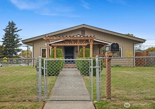 Photo 2 of Single family home for sale at 2301 Fulton St, Everett, WA 98201 | MLS# NWM2591844 | Listing updated on 2026-10-09
