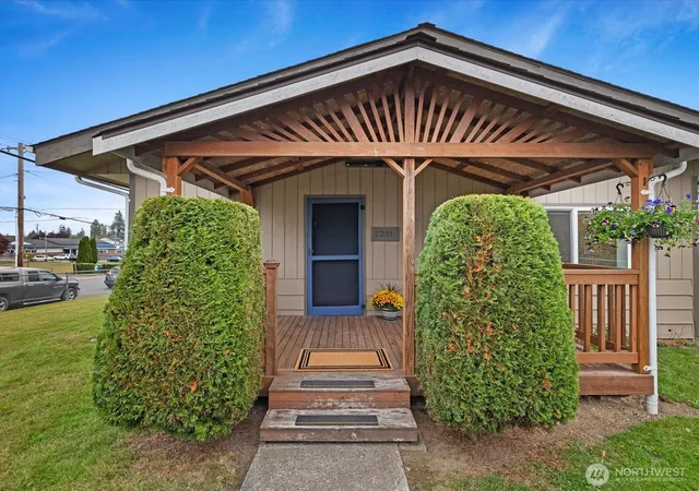 Photo 3 of Single family home for sale at 2301 Fulton St, Everett, WA 98201 | MLS# NWM2591844 | Listing updated on 2026-10-09