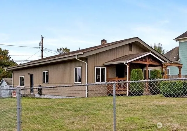 Photo 4 of Single family home for sale at 2301 Fulton St, Everett, WA 98201 | MLS# NWM2591844 | Listing updated on 2026-10-09