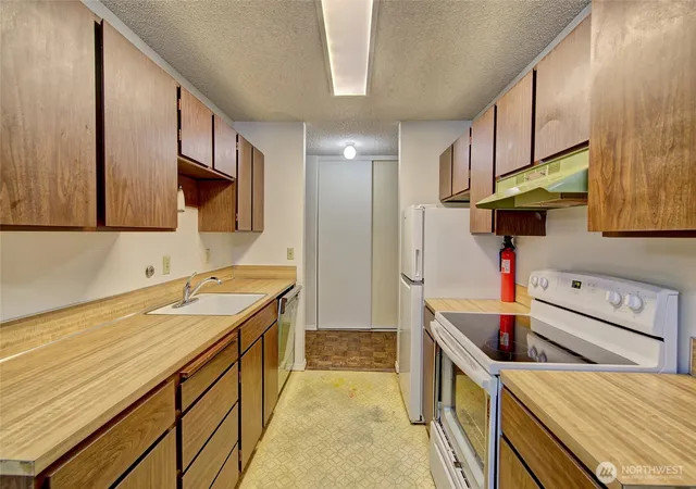 Photo 4 of Condo for sale at 10459 Des Moines Memorial Dr S #305, Seattle, WA 98168 | MLS# NWM2591869 | Listing updated on 2026-10-09