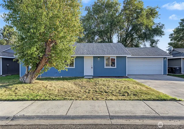 Single family home for sale at 1016 E Hayden Dr, Moses Lake, WA 98837 | MLS# NWM2591910
