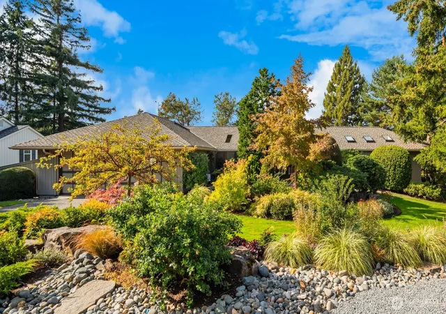 Photo 3 of Single family home for sale at 2325 88th Avenue NE, Clyde Hill, WA 98004 | MLS# NWM2591931 | Listing updated on 2026-10-20
