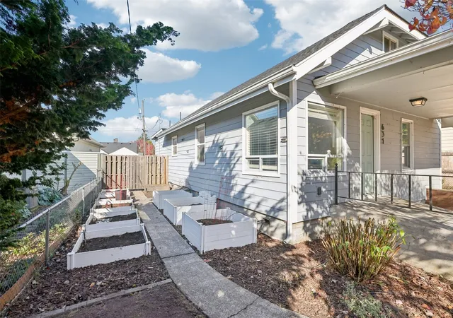 Photo 2 of Single family home for sale at 631 19th Avenue, Longview, WA 98632 | MLS# NWM2591956 | Listing updated on 2026-10-23