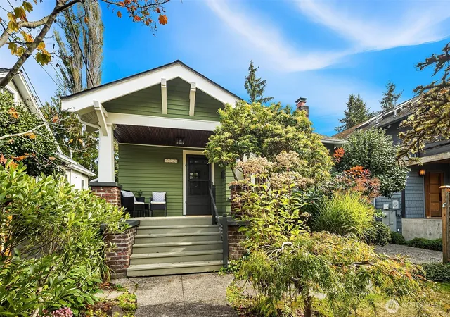 Photo 2 of Sale Pending at 1960 26th Avenue E, Seattle, WA 98112 | MLS# NWM2592081 | Listing updated on 2026-10-19