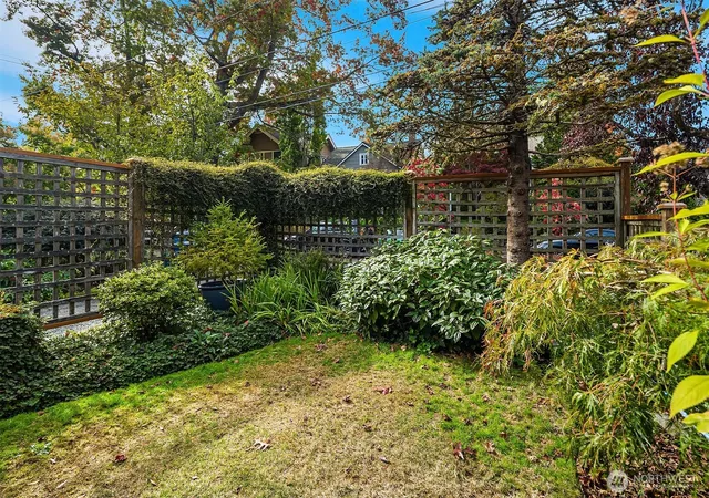 Photo 3 of Sale Pending at 1960 26th Avenue E, Seattle, WA 98112 | MLS# NWM2592081 | Listing updated on 2026-10-19