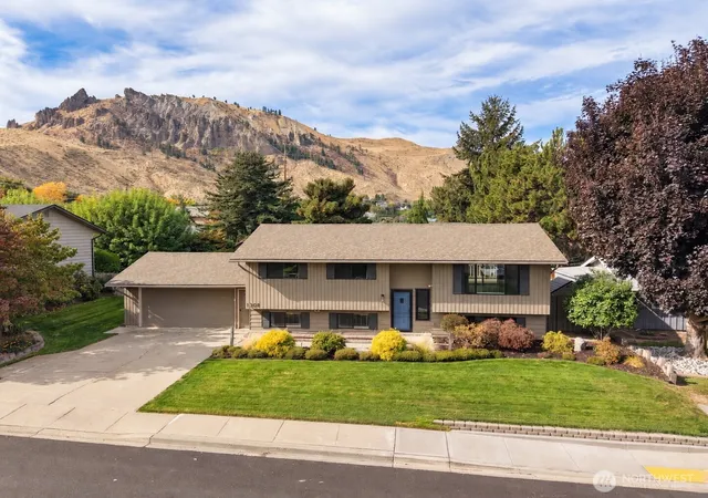 Single family home for sale at 1308 Wedgewood Ave, Wenatchee, WA 98801 | MLS# NWM2592108