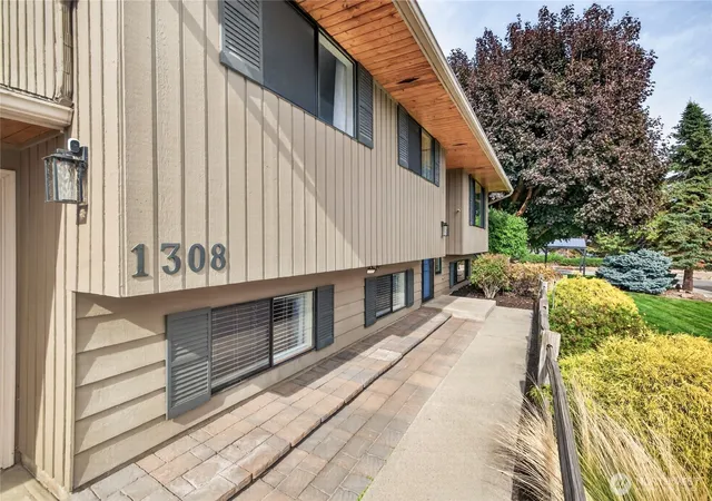 Photo 3 of Single family home for sale at 1308 Wedgewood Ave, Wenatchee, WA 98801 | MLS# NWM2592108 | Listing updated on 2026-10-08